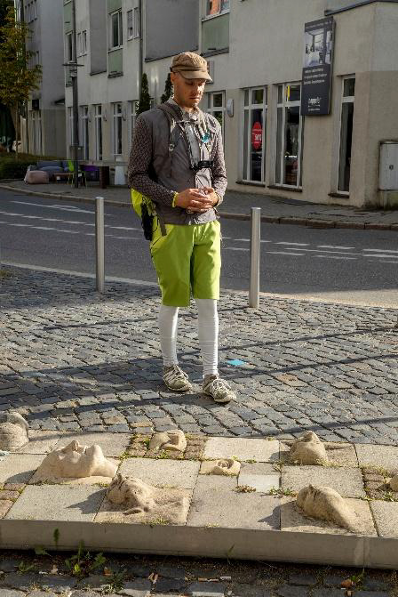 Durch Daniel Beerstecher 2019 beim meditativen Gehen durch Tuttlingen  während seines Projekts „Walk in Time“ Foto: Stanislaus Plewinski